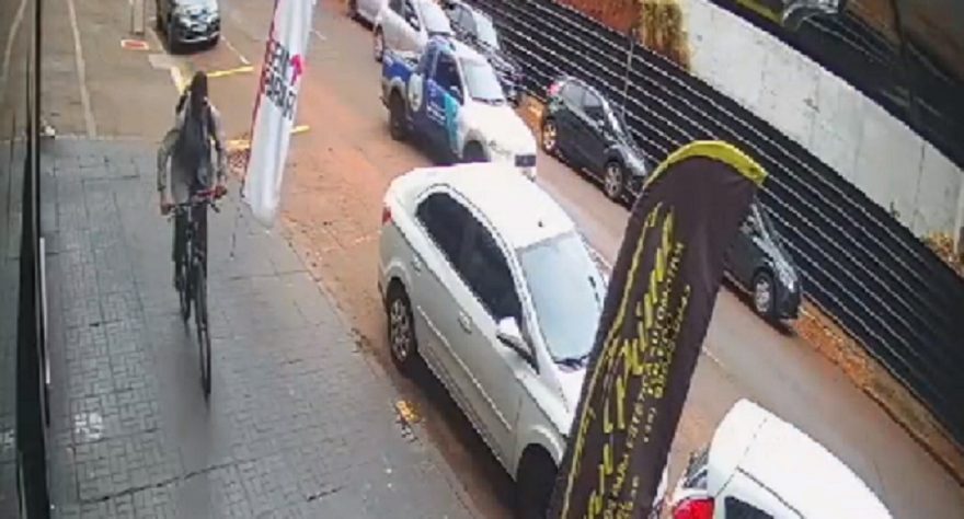 Homem é flagrado por câmeras de segurança com bicicleta furtada