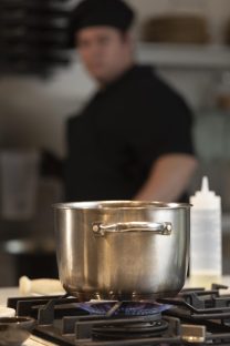 Imagem referente a Durante briga entre cozinheiras feijão quente é arremessado no rosto de vítima no Mato Grosso