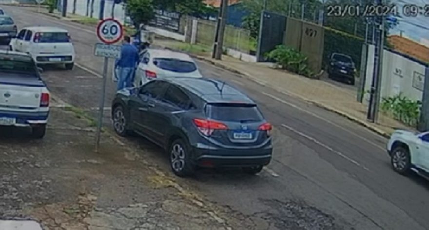 Internauta pede ajuda para localizar proprietário de veículo envolvido em acidente na Rua Vicente Machado