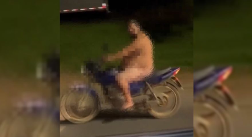 Vídeo: Homem é flagrado pilotando moto pelado