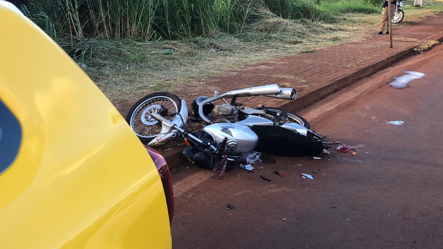 Moto fica destruída em acidente na Rua Áustria