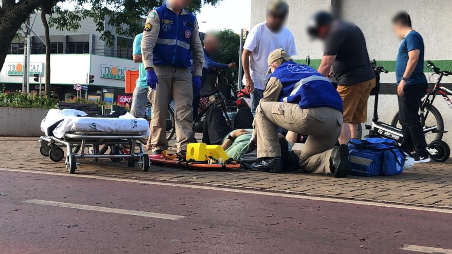 Condutor de moto elétrica fica ferido em acidente na Avenida Brasil