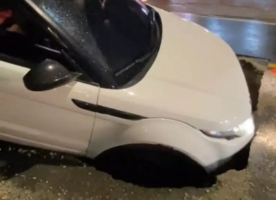 Carro de luxo é engolido por cratera no asfalto em Florianópolis; veja vídeo