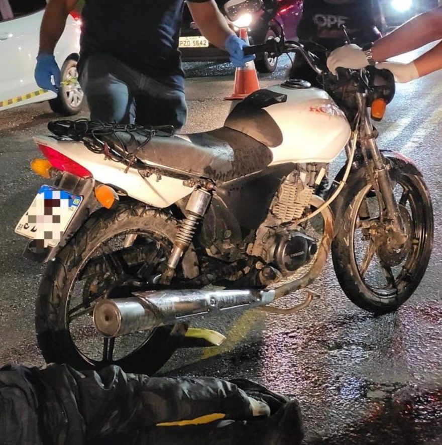 Motociclista morre atropelado por ônibus ao ultrapassar ônibus em Camboriú; veja vídeo