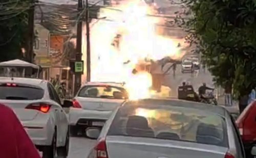 Imagem referente a Momento de terror: Caminhão em alta velocidade arranca fios e provoca incêndio