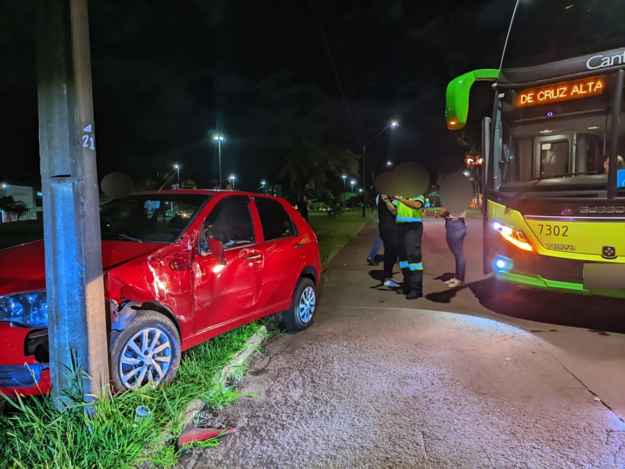 Ônibus faz “strike” em Palio que bate em poste na Avenida Assunção