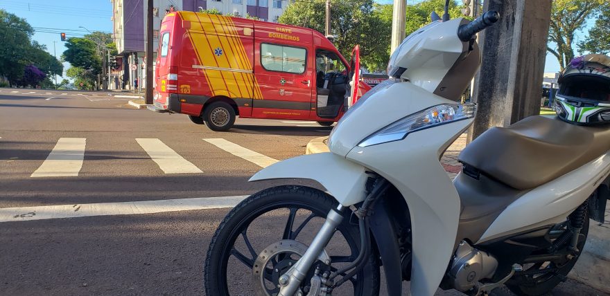 Motociclista fica ferida ao sofrer queda na Avenida Brasil, no Centro