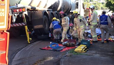 Imagem referente a Motociclista vai parar embaixo de caminhão em grave acidente na Rua Jacarezinho