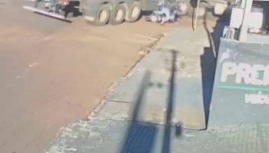 Imagem referente a Acidente grave: Vídeo mostra momento em que motociclista vai parar embaixo de caminhão