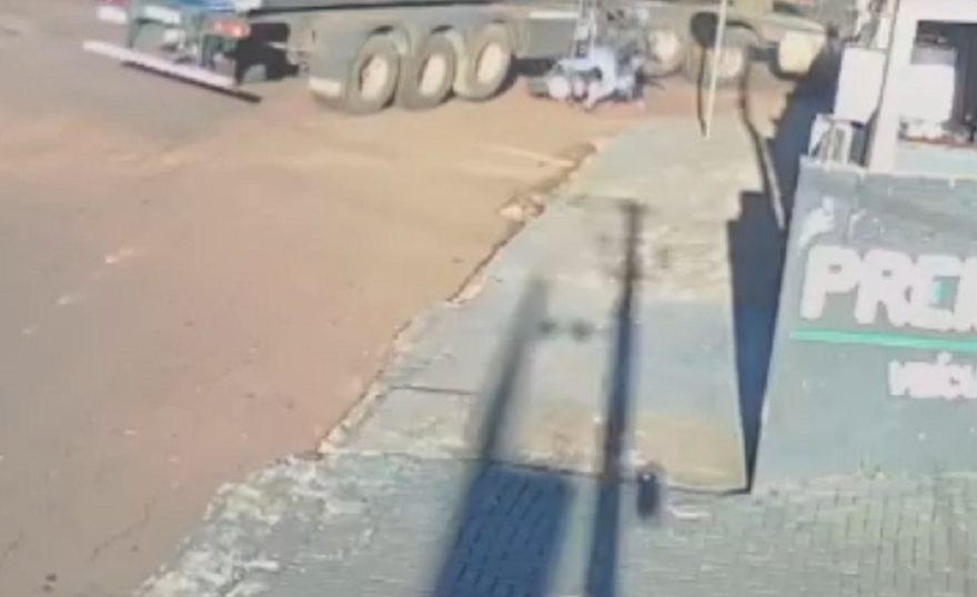 Acidente grave: Vídeo mostra momento em que motociclista vai parar embaixo de caminhão