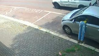 Câmera flagra ladrão arrombando veículo para furtar bolsa no Centro