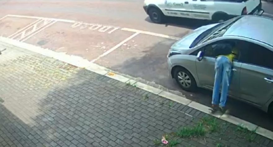 Câmera flagra ladrão arrombando veículo para furtar bolsa no Centro