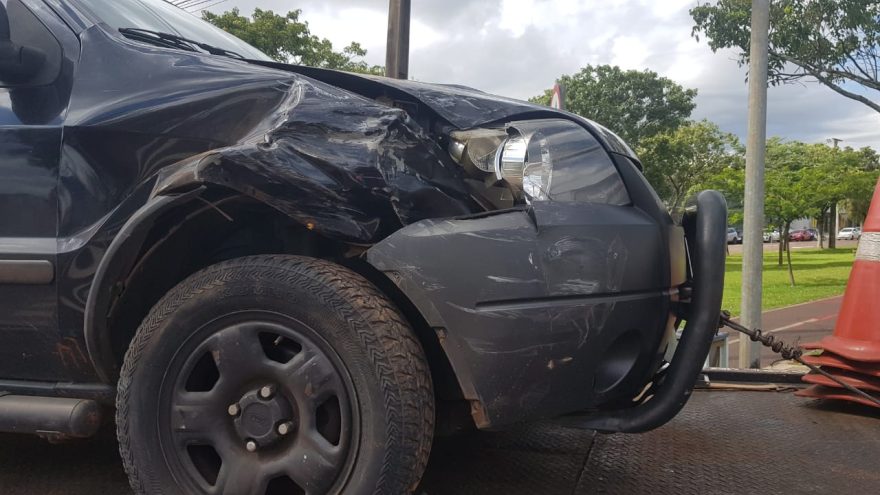 Ecosport fica danificada após acidente na Avenida Tancredo Neves