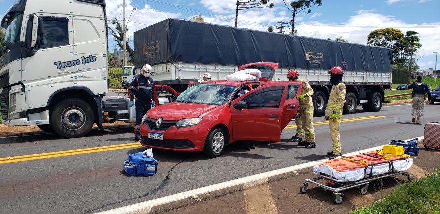 Grave acidente entre carro e caminhão é registrado no Trevo da Portal; mulheres ficam feridas