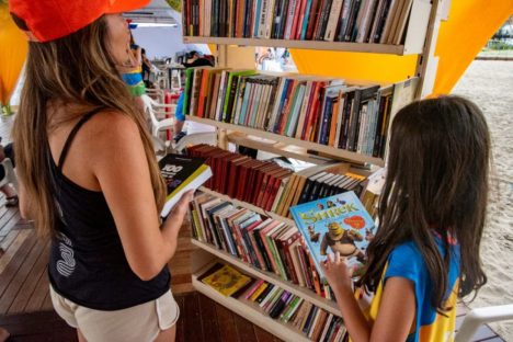 Biblioteca Pública promove leitura no Litoral em estande com mais de 1,5 mil livros