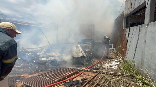 Criança sofre queimaduras em incêndio que atingiu três residências em Foz Imagem referente a Criança sofre queimaduras em incêndio que atingiu três residências em Foz