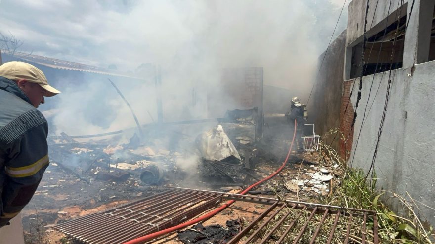 Criança sofre queimaduras em incêndio que atingiu três residências em Foz