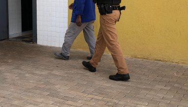 Imagem referente a Idoso vai buscar documento no fórum e acaba preso por estar devendo pensão alimentícia