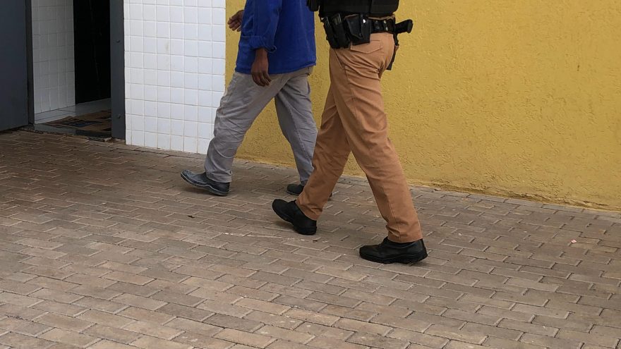 Idoso vai buscar documento no fórum e acaba preso por estar devendo pensão alimentícia