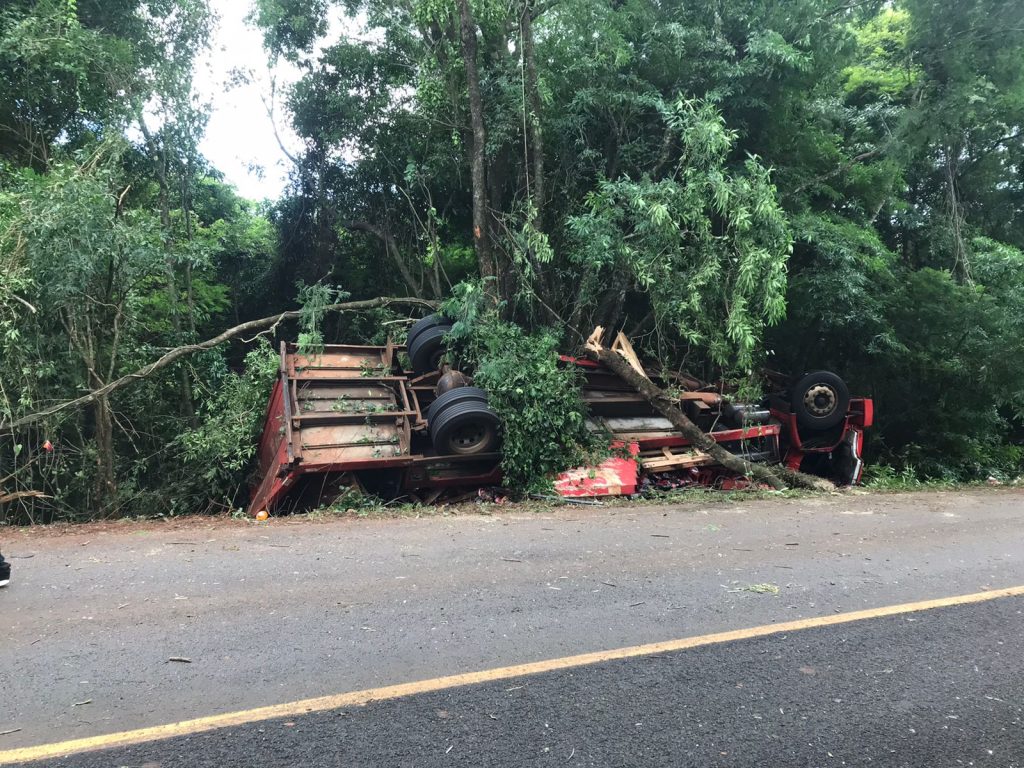 Motorista e passageiro ficam feridos após caminhão tombar na PR-239