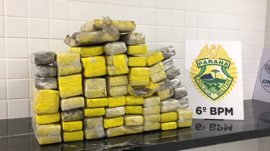 PM apreende caminhonete furtada e carregada de maconha, escondida em residência em Santa Tereza