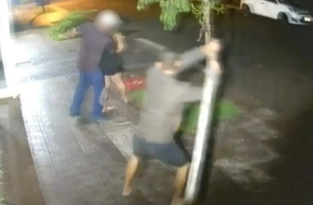 Vídeo: homem é agredido com paulada e tem celular roubado após briga com esposa em Maringá Vídeo: homem é agredido com paulada e tem celular roubado após briga com esposa em Maringá