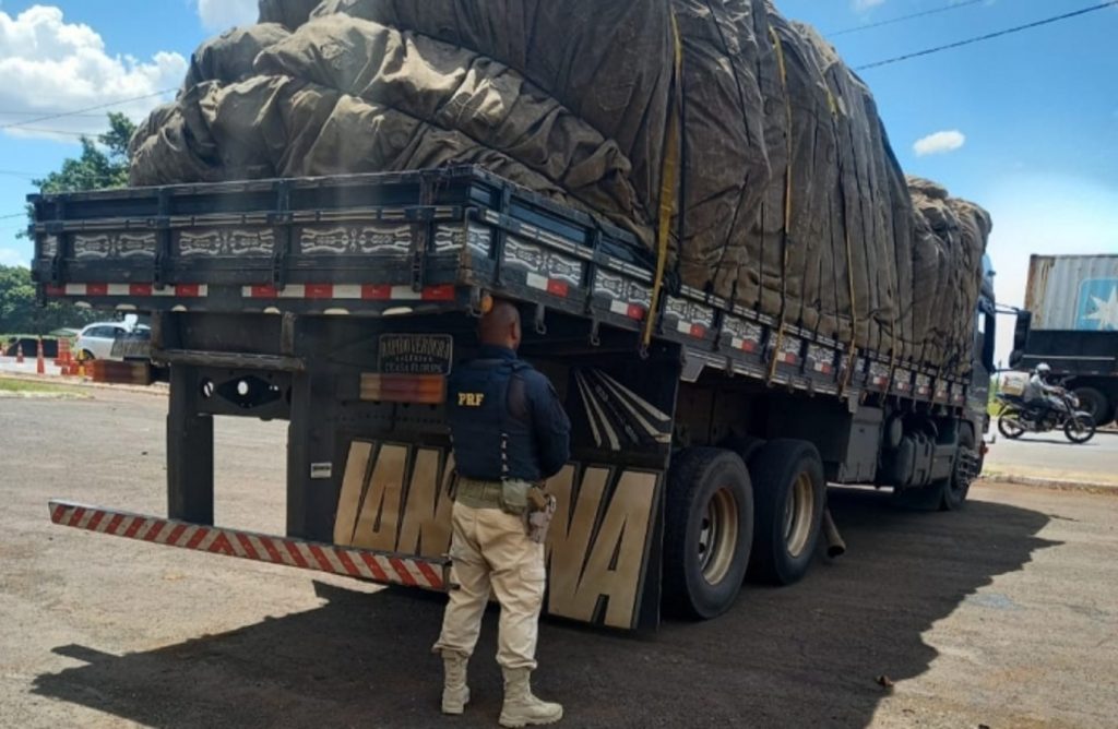 PRF flagra em Santa Terezinha de Itaipu caminhão com arqueamento da altura de um homem PRF flagra em Santa Terezinha de Itaipu caminhão com arqueamento da altura de um homem