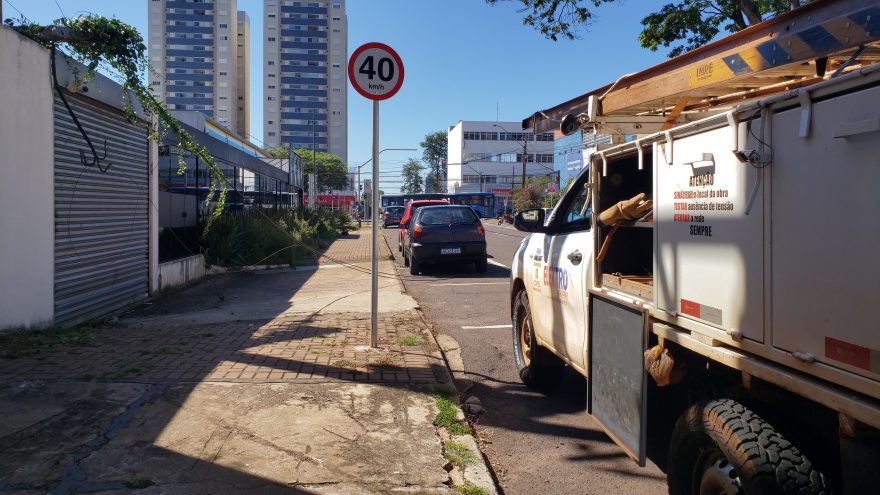 Caminhão passa e derruba fios na Rua Dom Pedro II