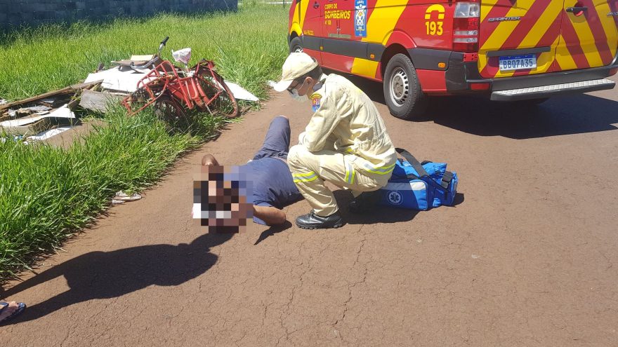 Homem cai de bicicleta e fica ferido no Esmeralda