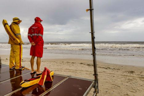 Com temporais, Corpo de Bombeiros do Paraná alerta para riscos de banho de mar