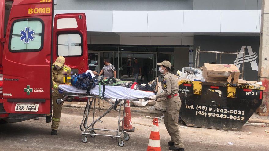 Durante reforma de colégio na Rua Pernambuco, trabalhador cai e fica ferido
