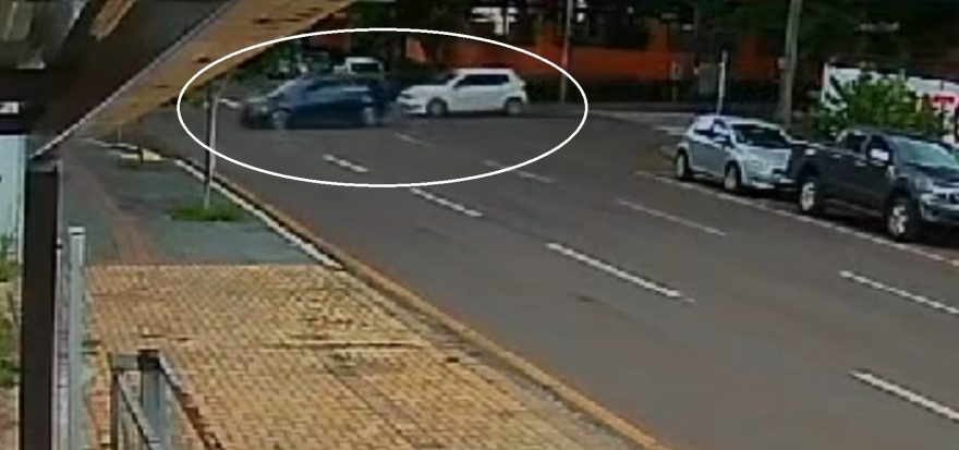 Por outro ângulo: Câmera flagra “strike”: Gol fecha Golf e causa engavetamento no Centro