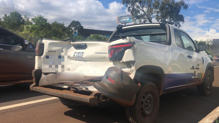 Caminhão colide na traseira de Strada na BR-277 em Cascavel