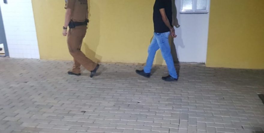 Focus freia bruscamente na frente da PM e condutor acaba detido