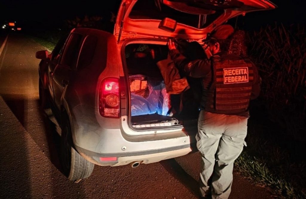 Abordagens noturnas da Receita Federal resultam na apreensão de cerca de R$ 300 mil em mercadorias ilícitas Abordagens noturnas da Receita Federal resultam na apreensão de cerca de R$ 300 mil em mercadorias ilícitas