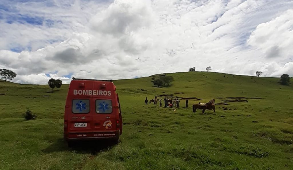 Adolescente fica gravemente ferida após sofrer queda de cavalo Adolescente fica gravemente ferida após sofrer queda de cavalo