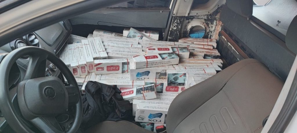 Equipes de Inteligência do 19º BPM e PRF interceptam veículo com carga contrabandeada em Toledo Equipes de Inteligência do 19º BPM e PRF interceptam veículo com carga contrabandeada em Toledo