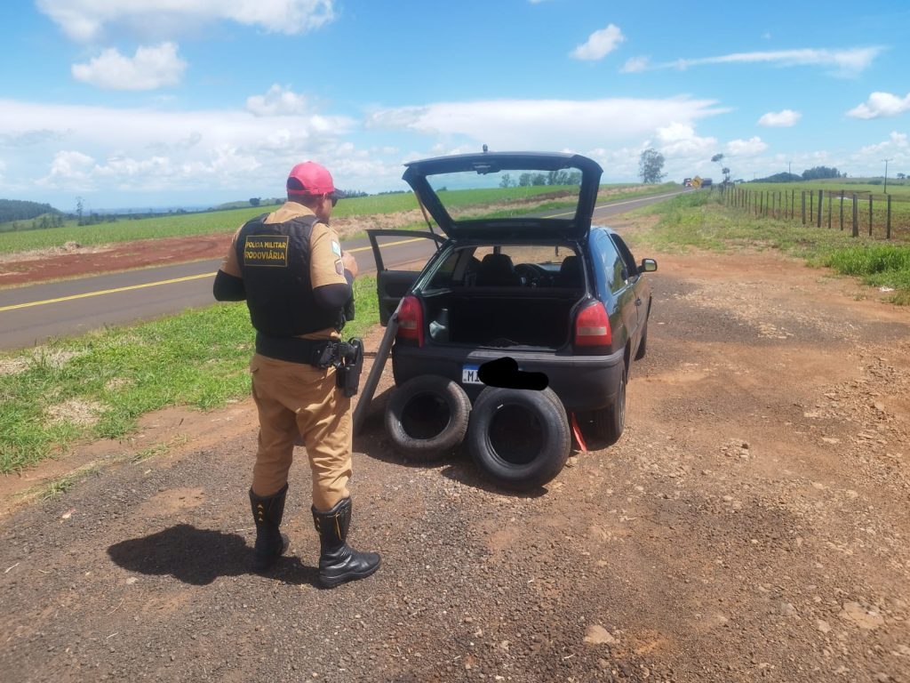 PRE apreende veículo com carga de pneus contrabandeados na PR-180 em Cascavel PRE apreende veículo com carga de pneus contrabandeados na PR-180 em Cascavel