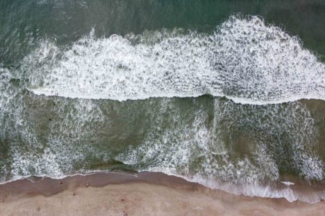 82% das praias monitoradas no Paraná estão aptas para banho, aponta boletim do IAT