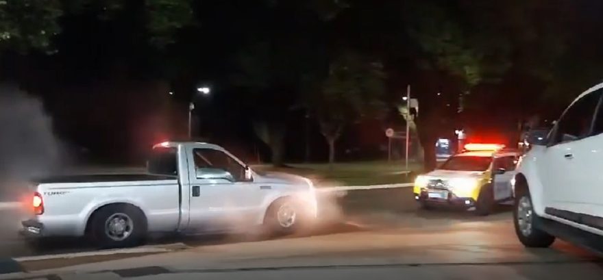 Motorista “canta pneu” em frente a viatura da PM e acaba preso em Cascavel