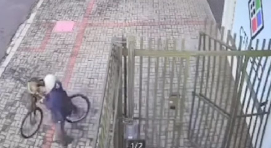 Ladrão furta bicicleta no Centro