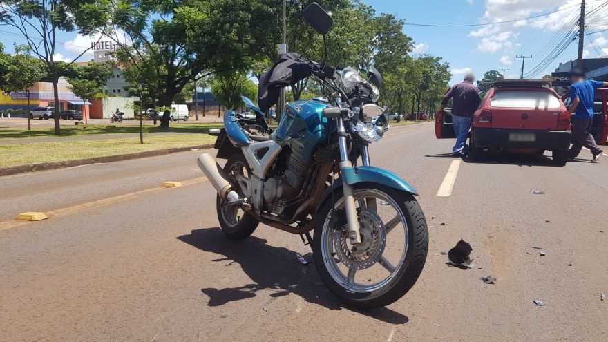 Motocicleta e Gol colidem na Avenida Tancredo Neves