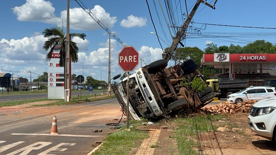 Herói: Caminhoneiro tomba veículo propositalmente para não invadir BR-277 após falta de freio