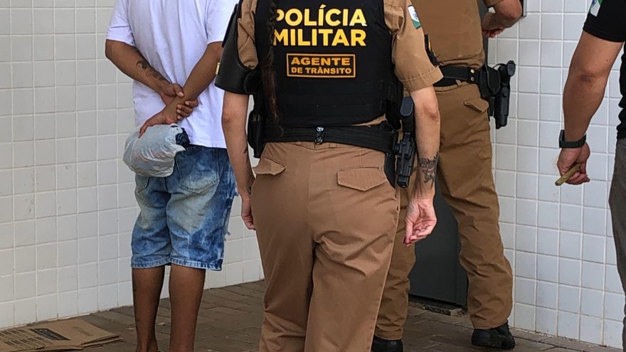 Homem furta capacete de motoboy e acaba preso