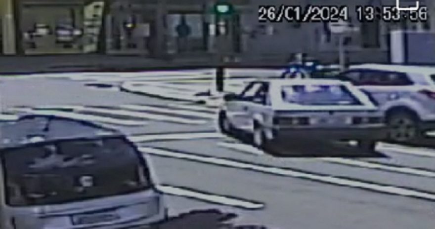 Câmera flagra colisão entre Creta e Escort no Centro