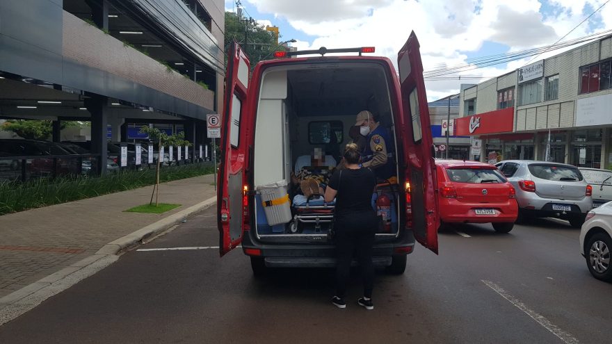 Idosa sofre vários ferimentos após tropeçar em fios na Rua Castro Alves