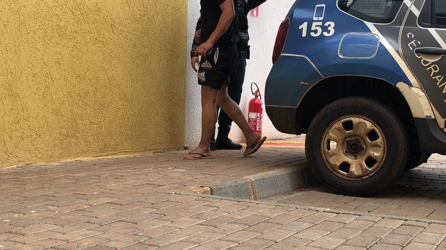 Por dever pensão e por descumprir medida protetiva homem é preso