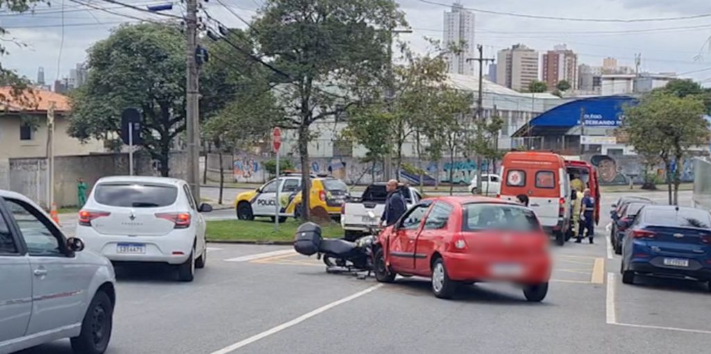 Acidente de trânsito deixa um ferido em frente ao hospital da PM em Curitiba