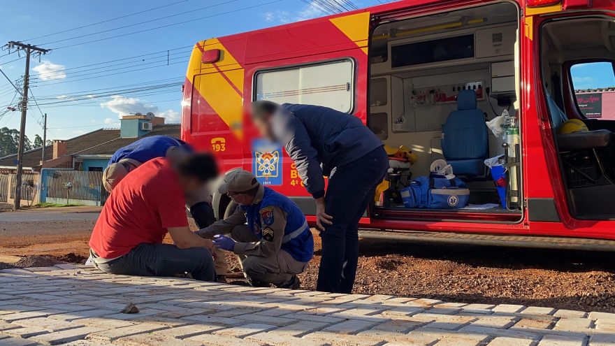 Motociclista sofre luxação em cotovelo ao cair de moto no Bairro Periolo