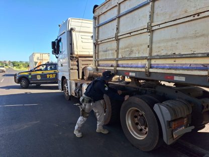 PRF recupera semirreboque com registro de furto na BR-158 em Pato Branco Imagem referente a PRF recupera semirreboque com registro de furto na BR-158 em Pato Branco